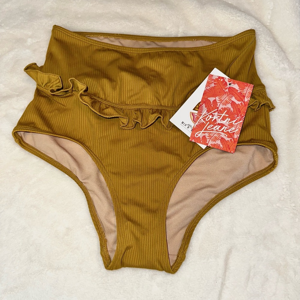 KJ Hip Ruffle Bottom